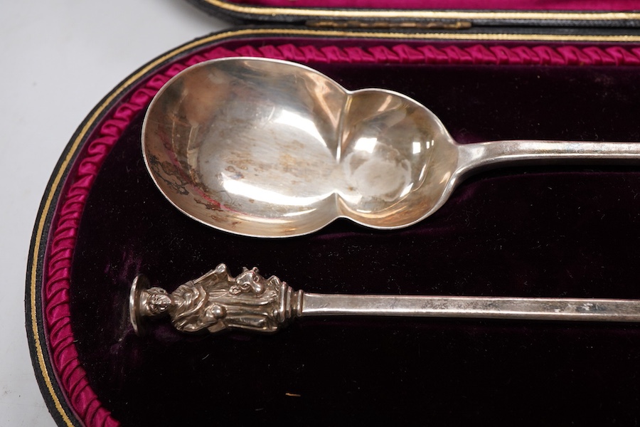 A cased pair of late Victorian silver salad servers, with apostle finials, maker's mark rubbed, London, 1896, 23.1cm, 5.8oz.